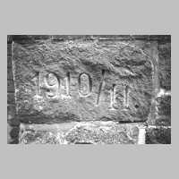 111-1009 Dieser Stein am Hauseingang gibt Auskunft ueber das Baujahr des Kreishauses in Wehlau.jpg